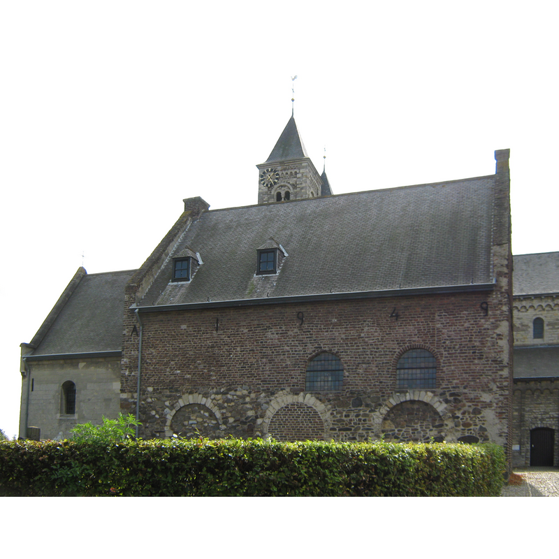 the 10thC chapel, Rooms-Katholieke.O.L.-Vrouwekapel (Kerkplein 12), which was the original parish church here -- Source caption: "Redengevende omschrijving Rijksdienst voor de Monumentenzorg: O.L. Vrouwekapel, oorspronkelijk parochiekerk. Rechthoekig gebouwtje waarvan het uit keien en blokken Kunradersteen opgetrokken benedendeel van de noordgevel een dichtgemetselde arcade van drie rondbogen bevat, XI of XII, vierkante oostelijke aanbouw, gerestaureerd in 1949-'50 na oorlogsschade."