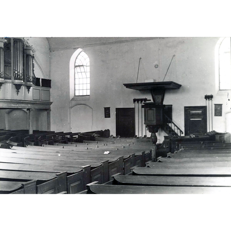 looking north across the nave towards the pulpit [no font visible]; the organ and gallery to the left [west]