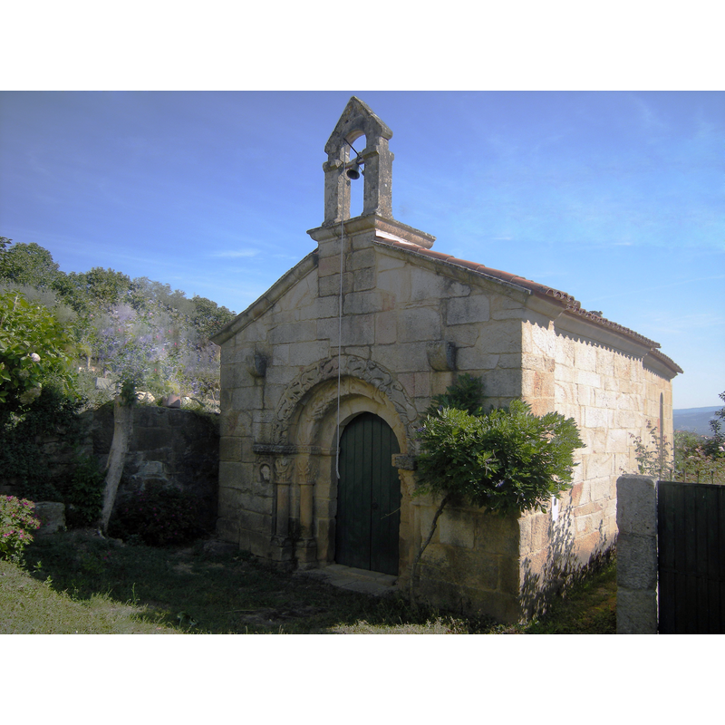 Source caption: "Granjinha chapel: small Romanesque building with a single nave and a rectangular apse, dating from the thirteenth century."