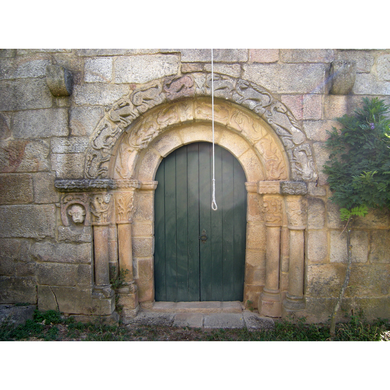 Source caption: "Capela da Granjinha: a única entrada é o portal ocidental, que exibe animais afrontados na arquivolta dupla; os capitéis são decorados com figuras antropomórficas e motivos vegetais."