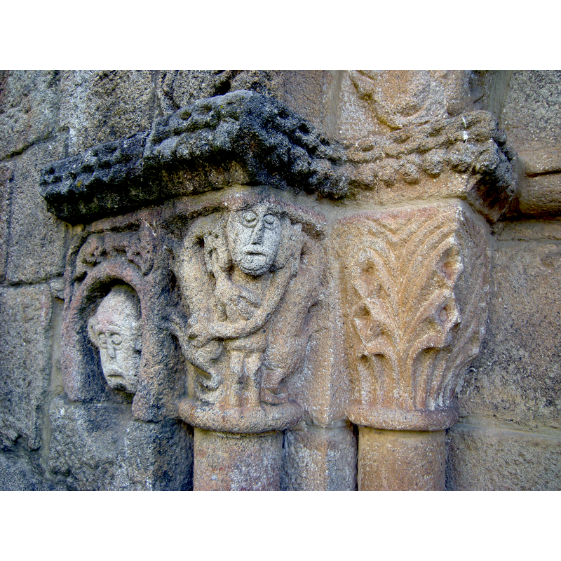Source caption: "Granjinha chapel: north capitals of the western portal and niche with human bust; the capitals are decorated with human figures and vegetal motifs."