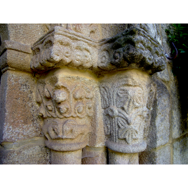 Source caption: "Granjinha chapel: south capitals of the western portal; the capitals are decorated with human figures and vegetal motifs."
