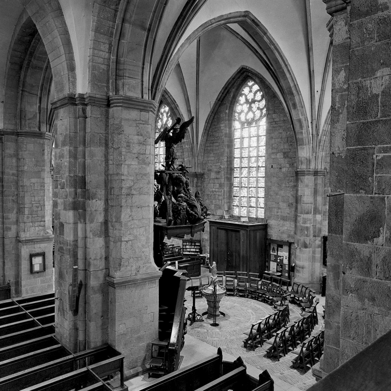 early-19thC Benthein sandstone font by architect Freytagh [cf. FontNotes] located in the south aisle, near the pulpit, in the traditional arrangement of the Reformed Church of the Netherlands [in a church that has been Roman Catholic since 1810]