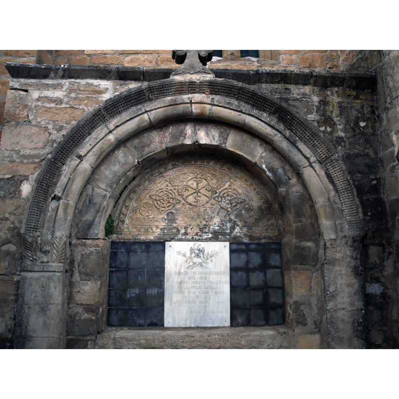 this portal was recovered from the disappeared Ermita de San Martin nearby, and built onto the lower south side of the tower; its tympanum shows many of the same details as those on the south portal of La Asunción, and must have been made by the same artist or workshop