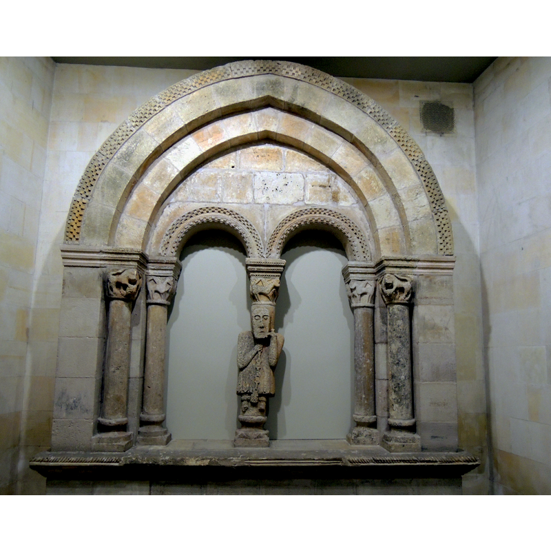 Source caption: "Ventana geminada románica. Datada en la segunda mitad del siglo XII, procede de la torre de la iglesia de San Miguel de Tubilla del Agua (Burgos)." [NB: as displayed in the Museo Frederic Marès, Barcelona, Spain]
