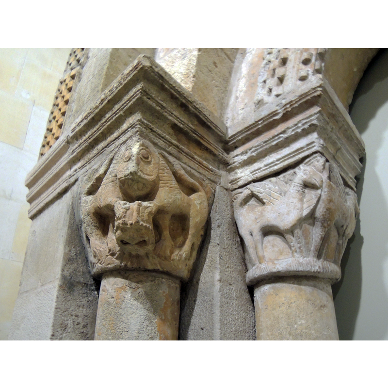 Source caption: "Ventana geminada románica. Detalle de los capitels. Datada en la segunda mitad del siglo XII, procede de la torre de la iglesia de San Miguel de Tubilla del Agua (Burgos)." [NB: as displayed in the Museo Frederic Marès, Barcelona, Spain]