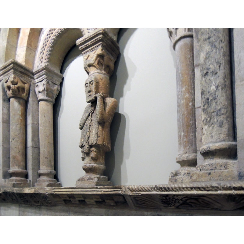 Source caption: "Ventana geminada románica. Datada en la segunda mitad del siglo XII, procede de la torre de la iglesia de San Miguel de Tubilla del Agua (Burgos)." [NB: as displayed in the Museo Frederic Marès, Barcelona, Spain]