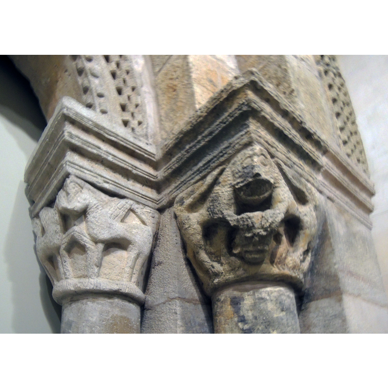 Source caption: "Ventana geminada románica. Detalle de los capitels. Datada en la segunda mitad del siglo XII, procede de la torre de la iglesia de San Miguel de Tubilla del Agua (Burgos)." [NB: as displayed in the Museo Frederic Marès, Barcelona, Spain]