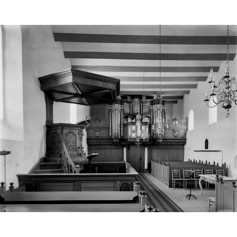 photographed in 1985, the interior of the church shows the ashtray-like font characteristic of many of the post-Reformation fonts in NHK churches; in true NHK tradition, it is located near the pulpit