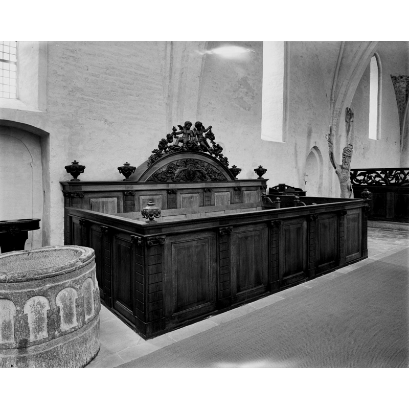 the old font in the nave, north side, near the 'herenbank', in November 1991