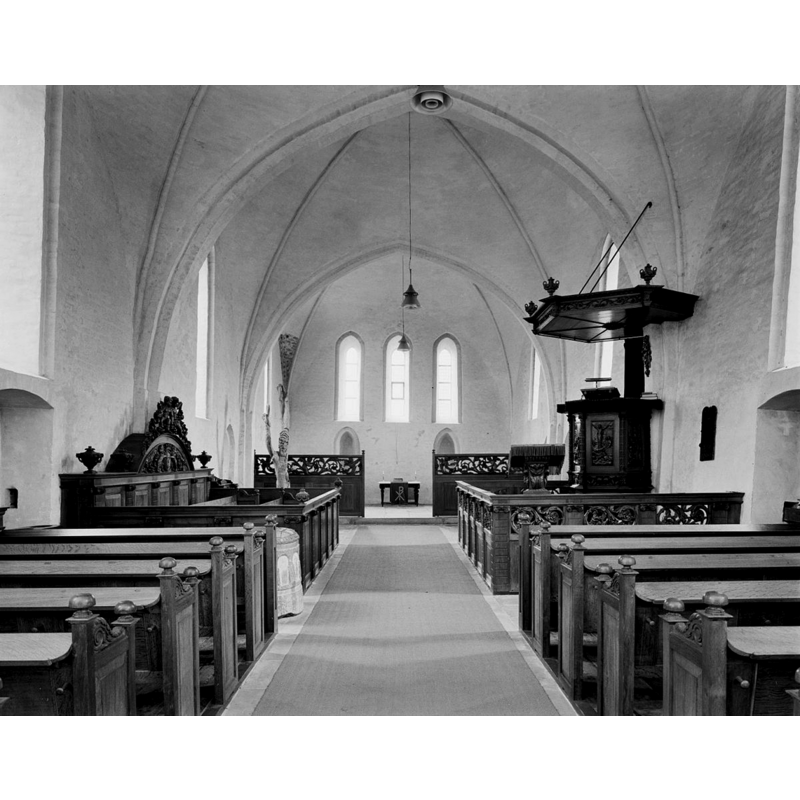 the old font is partially visible on the left [north] side, opposite the pulpit, in November 1991