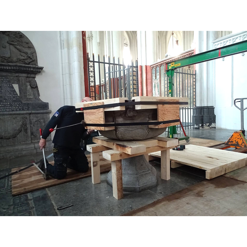 December 2015: the font being prepared for shipping at Sint-Stevenskerk in Nijmegen, its home since 1964; it would be delivered to the Gemeente Wageningen for temporary storage until the restoration at the Nederlands Hervormde Grote of Johannes de Doperkerk is completed