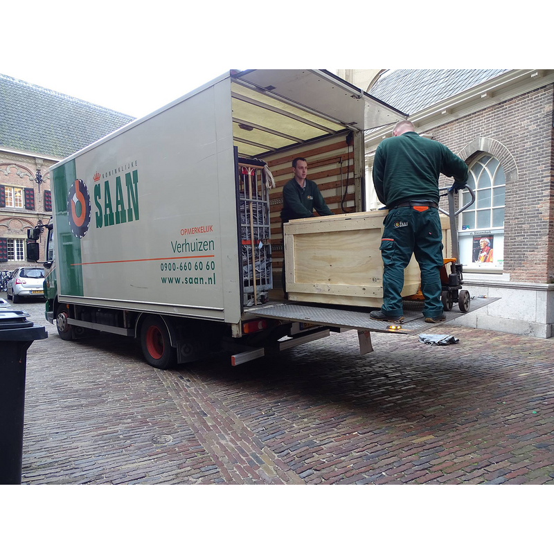the travelling font:being loaded outside Sint-Steveskerk, Nijmegen -- destination: Wageningen