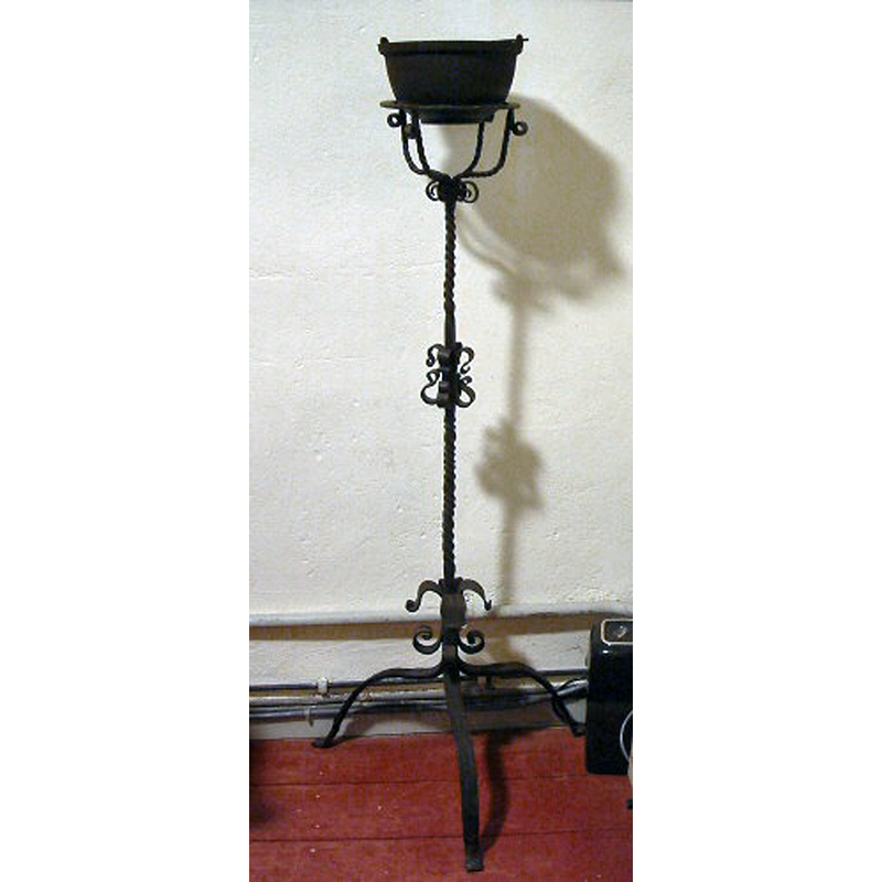 the characteristic ashtray-on-a-stand-like font of the Reformation period