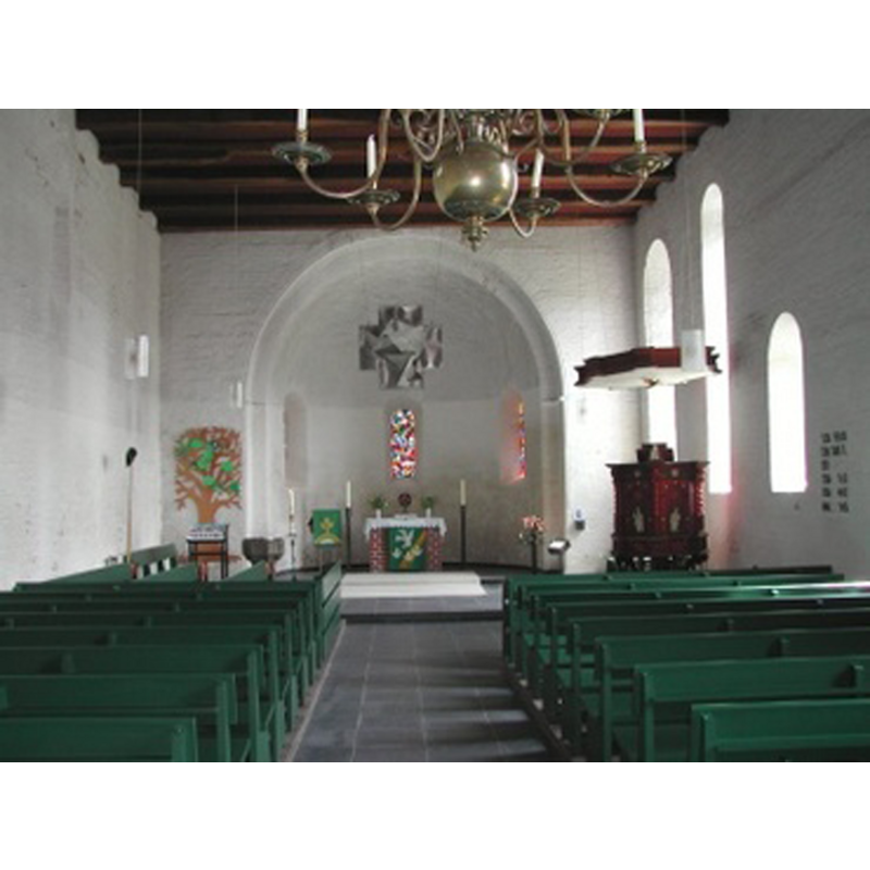 the font is partially visible at the far [east] end of the nave, left [north] side