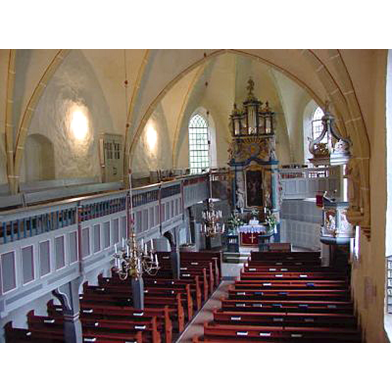 the old font is partially visible at the far [east] end of the nave, left [north] side, by the steps leading into the chancel