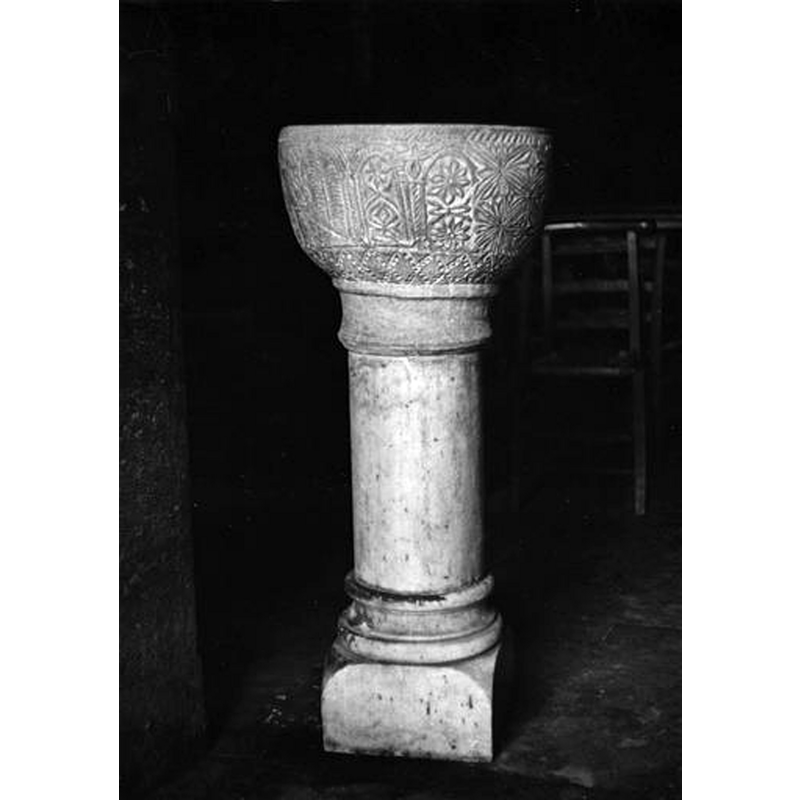 the old basin on a modern pedestal base
