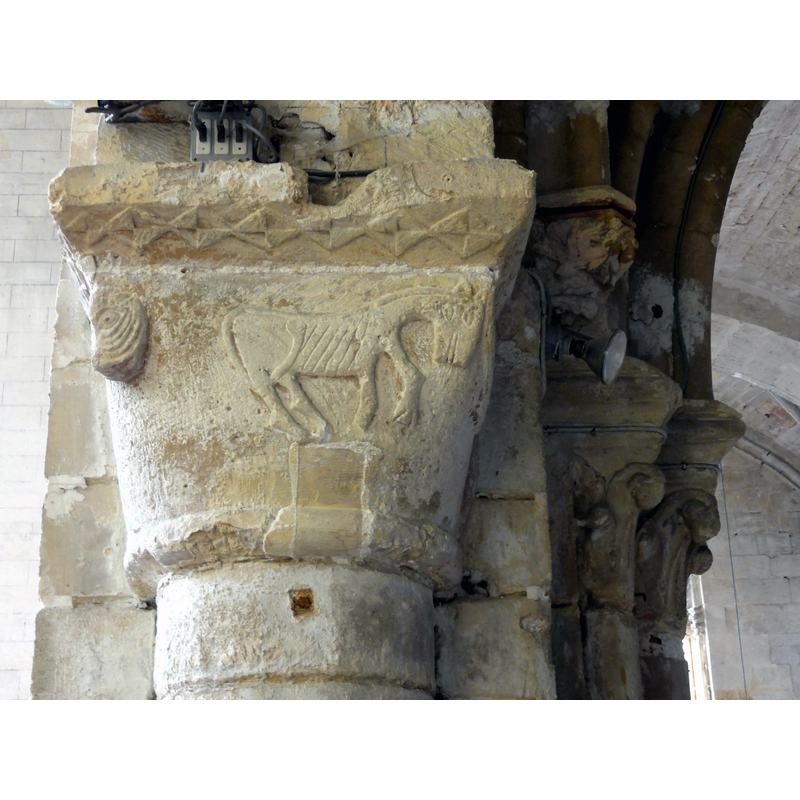 Source caption: "Chapiteaux du pilier sud-est de la croisée du transept."