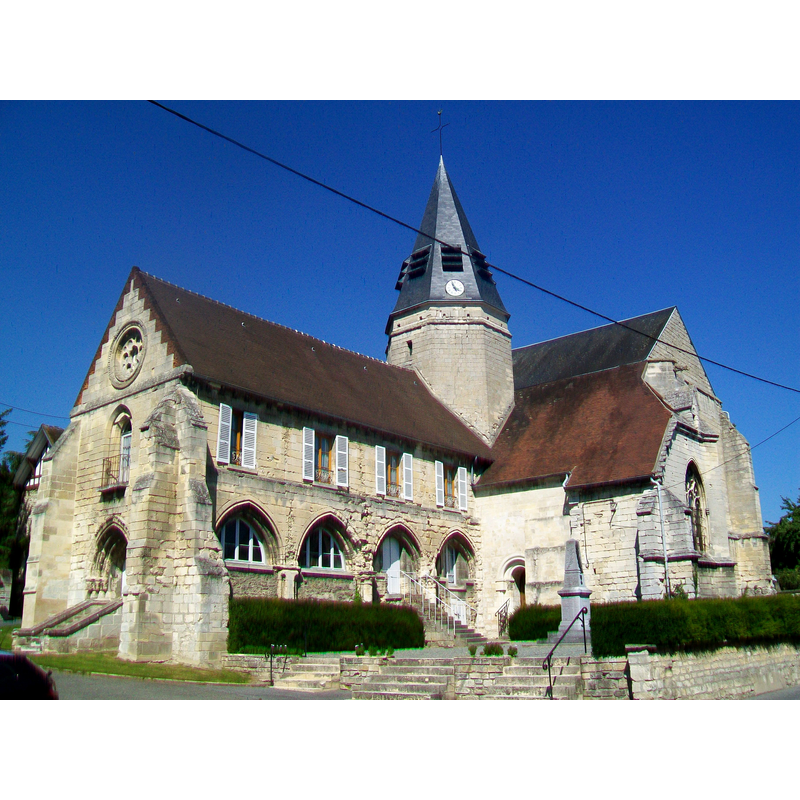 Source caption: "L'église Saint-Denis de Rieux depuis l'ouest. Les bas-côtés ont été démolis en 1815 car menaçant ruine ; ensuite la nef a été transformée en mairie, ce qui explique que l'étage sert actuellement d'habitation. Seulement le chœur et ses deux chapelles latérales identiques sont actuellement utilisés pour les offices (le maître-autel se trouvant au nord), et le transept est devenu le bas-côté ouest."