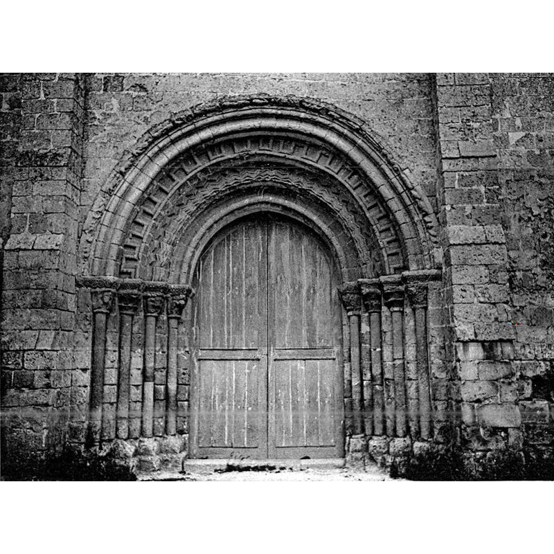 Source caption: "Le portail de l'église dans son état au début du XXe siècle. La sculpture est déjà très dégradée mais les motifs demeurent pour la plupart déchiffrables, avec des réserves."