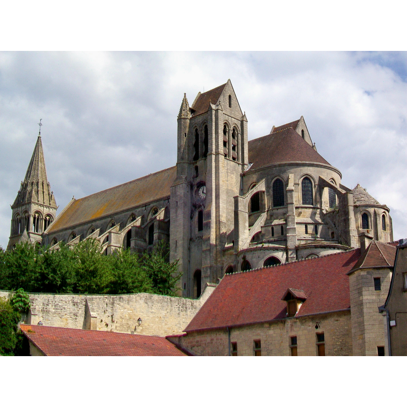 Source caption: "L'abbatiale depuis la cour du château de la Guesdière."
