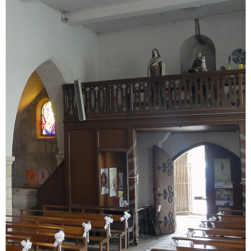 the font is partially visible on the left of the image, at the west end of the south aisle [NB: the orientation of this church is off the usual east-west axis, rather southeast-northwest, but we are using the usual references to locate the font inside the church].
