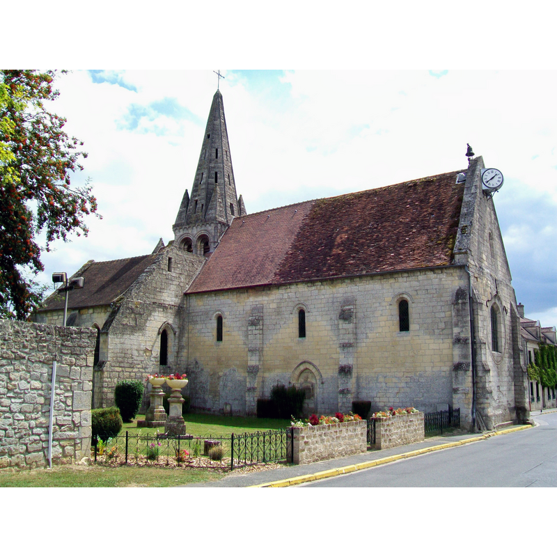 Source caption: "L'église Saint-Denis du XIIIe et XVIe siècle, rue de l'Église ; façade nord essentiellement romane."