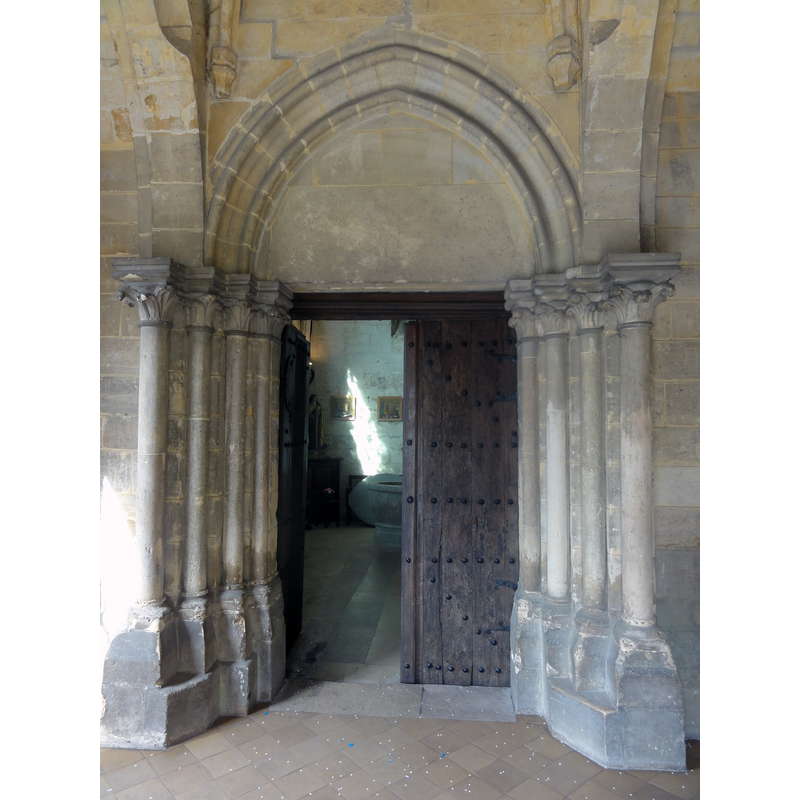 Source caption: "Portail (première travée, côté sud)." -- the font is partially visible through the doorway