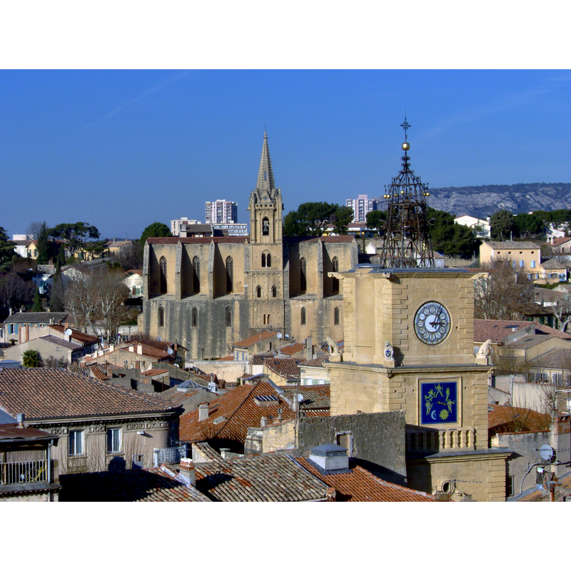 la Collégiale Saint-Laurent in the centre of the image