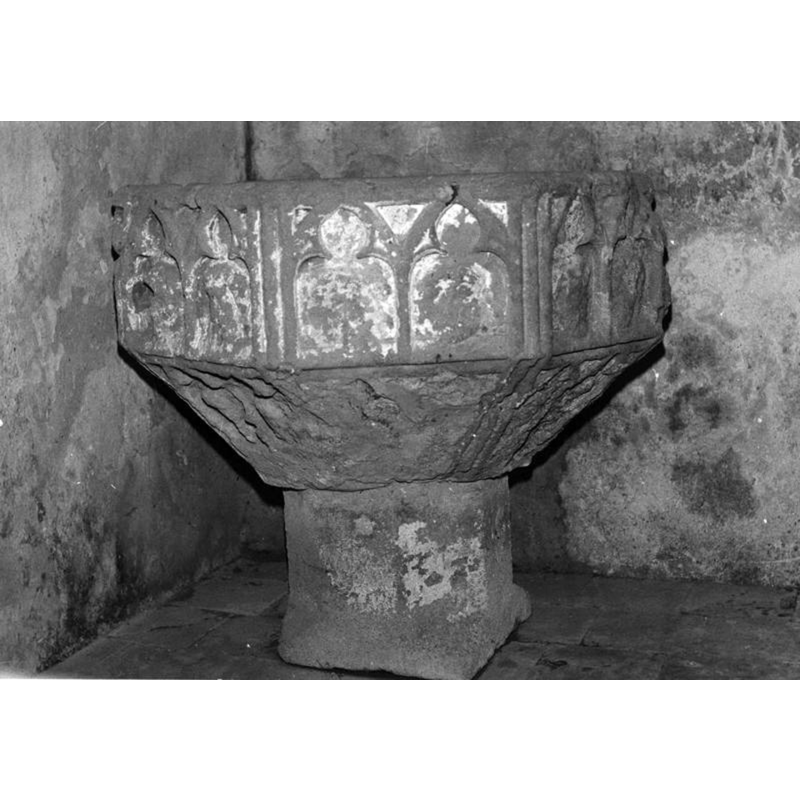 tentative identification in Palissy: "Deux côtés figurent des scènes, dont l'une est peut-être une Annonciation"
