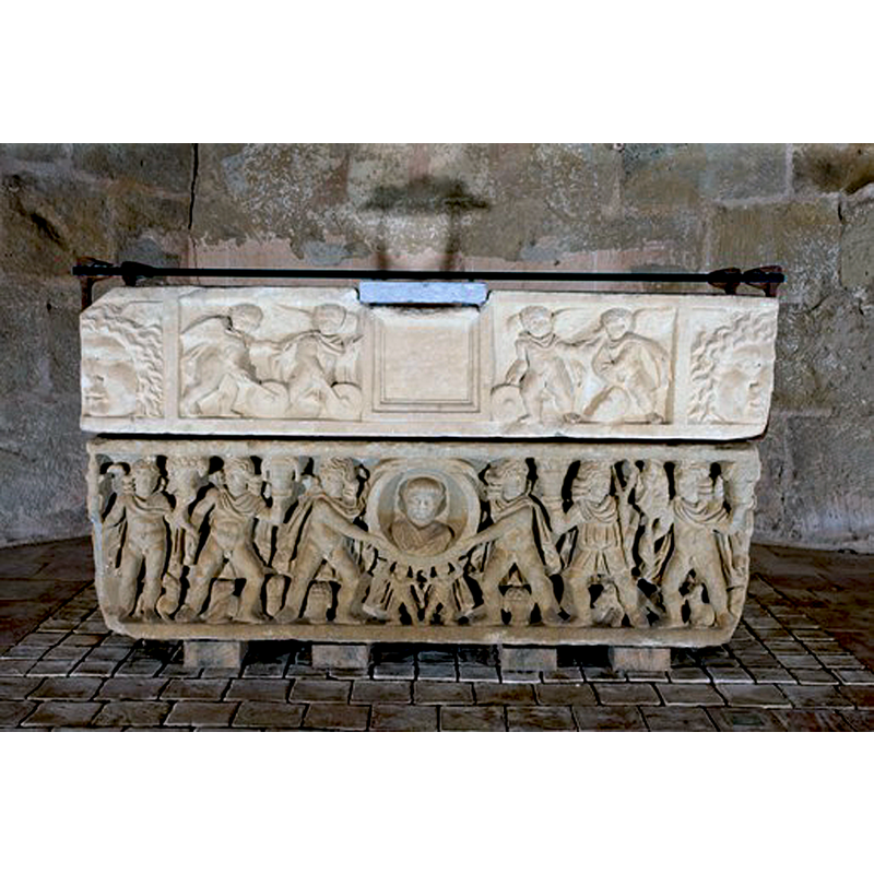 a former Roman sarcophage now used as altar in this chapel -- Source caption: " Les religieux installés dans une abbaye – aujourd’hui disparue – à Saint-Clamens, exhumèrent ce sarcophage avec lequel ils érigèrent un autel à leur saint patron. Ce sarcophage est l’œuvre de l’École d’Arles et date vraisemblablement du IIIe ou IVe siècle. C’est un des plus beaux sarcophages gallo-romains connus en Gascogne."