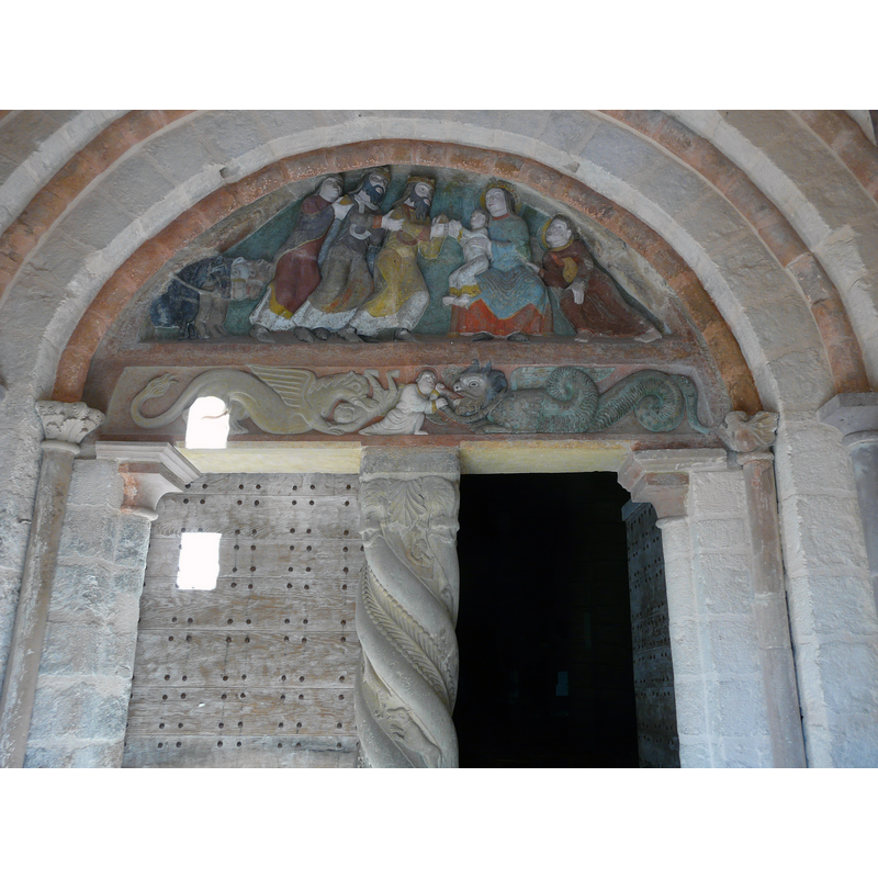 Source caption: "Le tympan polychrome du portail, église de Saillac, Corrèze, France. Représentations de l'Adoration des Mages et de la lutte de saint Michel contre le dragon."