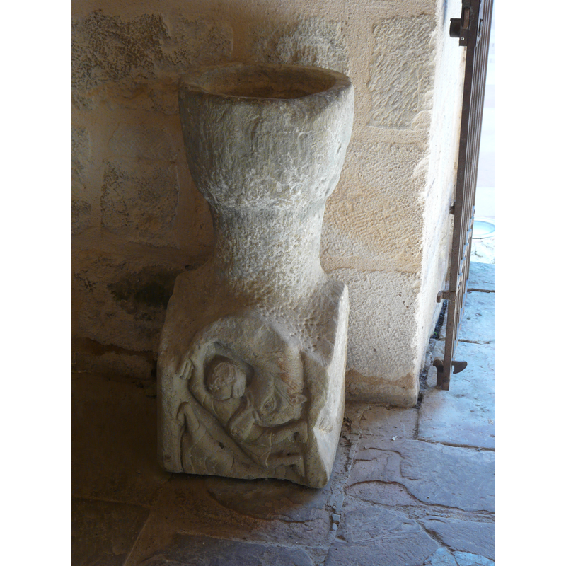 Source caption: "Linteau du XIIe siècle transformé en bénitier, église de Saillac, Corrèze, France. Représentation de Jonas dans le ventre de la baleine."
