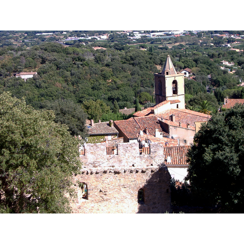 Source caption: "Vue du village de Grimaud (Var) de son château."