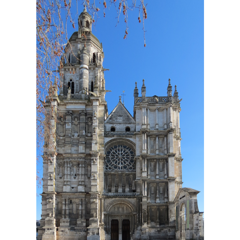 Source caption: "Façade occidentale de la cathédrale d'Évreux depuis son parvis."