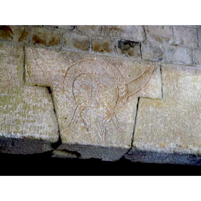 Source caption: "marque dans un linteau du Cloître de la Cathédrale Notre-Dame-de-Nazareth de Vaison la Romaine (Vaucluse, France) surnommé le christ cornu"