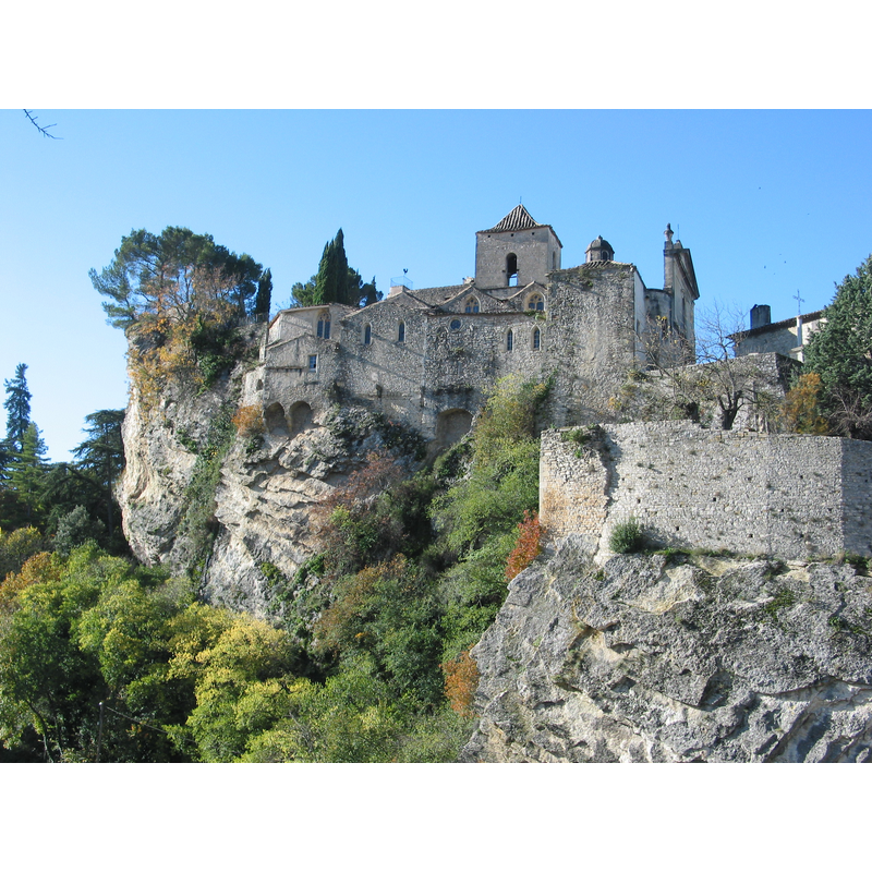 Source caption: "Église Sainte Marie de l'Assomption, dite Cathédrale-Haute, située dans la cité médiévale de Vaison-la-Romaine. Vue "côté Ouvèze"."