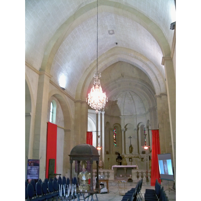 the bust in the canopy is that of Saint-Quenin [St. Quinidus], 6thC (?)  bishop of Vaisan and patron of this church