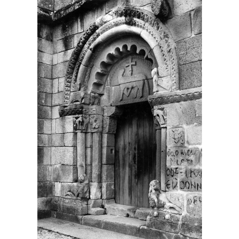 Source caption: "Portal da fachada Sul. Fotógrafo: Mário Novais, 1899-1967. Orientador científico: Mário Tavares Chicó, 1905-1956. Data aproximada da produção da fotografia original: 1954."