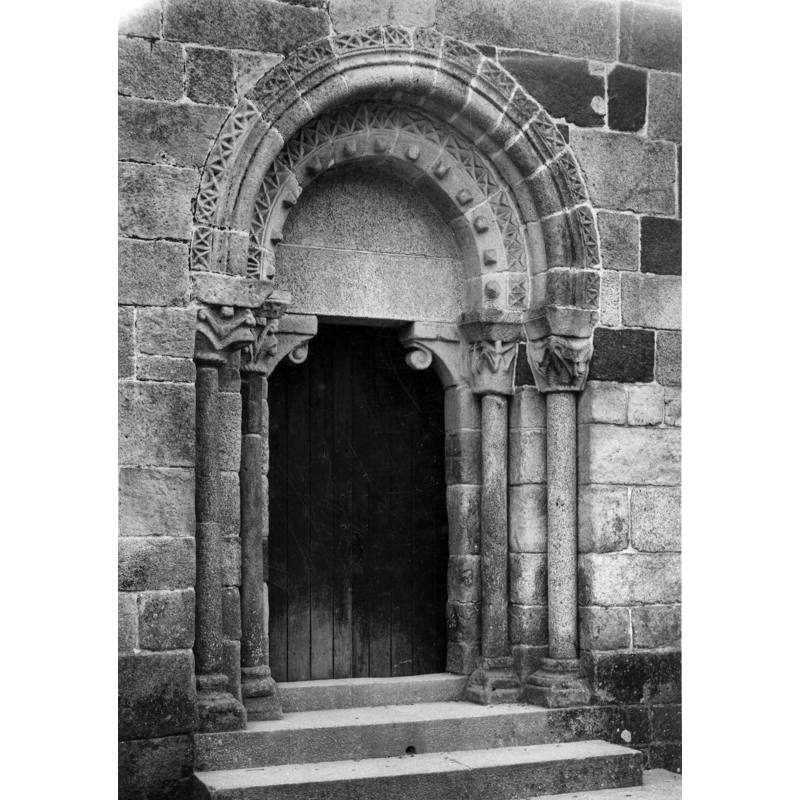 Source caption: "Portal da fachada Norte. Fotógrafo: Mário Novais, 1899-1967. Orientador científico: Mário Tavares Chicó, 1905-1956. Data aproximada da produção da fotografia original: 1954."