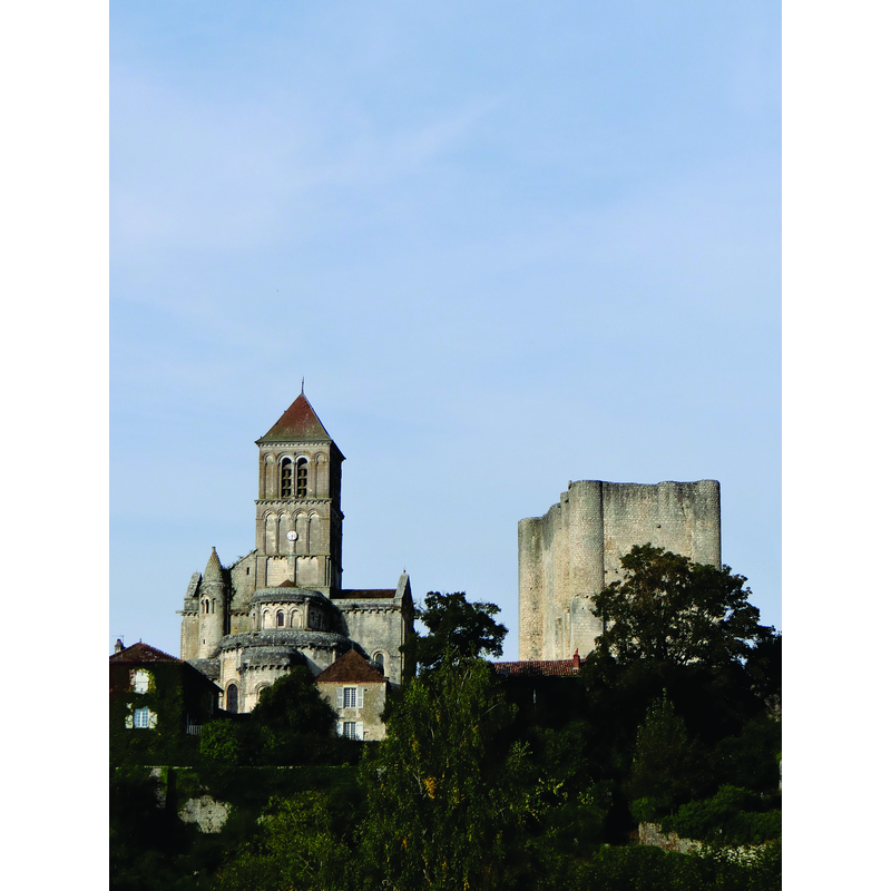 Source caption: "Église Collégiale Saint-Pierre à Chauvigny - Vienne, Poitou-Charentes, France. Construite au XIIe et XIIIe siècle, elle a été fortement restaurée au dix-neuvième siècle. À droite sur la photo le Donjon de Gouzon."