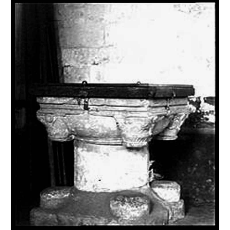 photographed prior to the post-1918 restoration -- notice the old font cover, the missing angle colonnettes of the base at the time