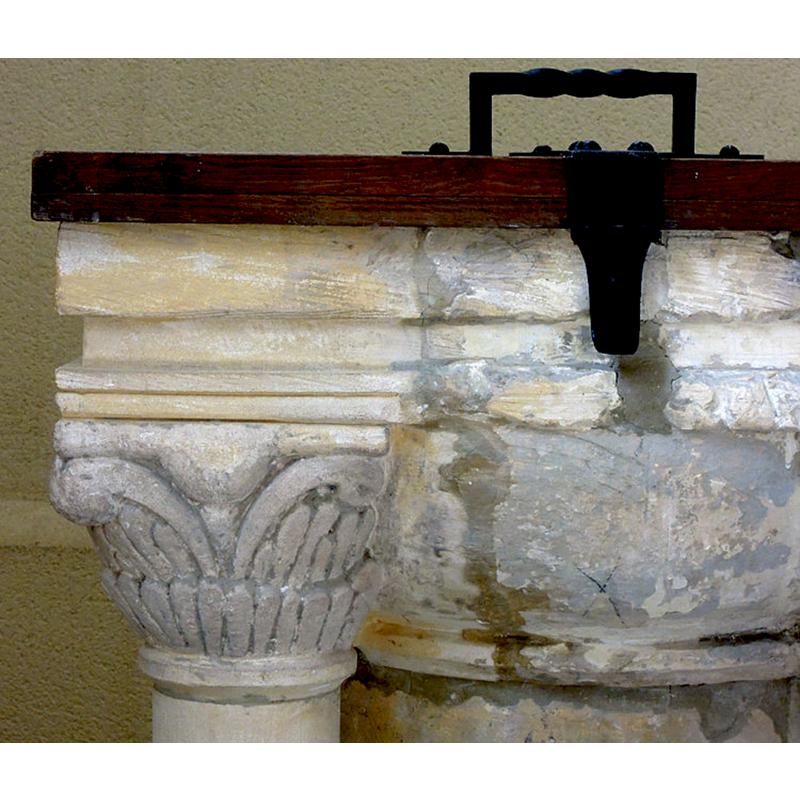 on the capitals of the outer colonnettes -- this one appears to have survived in good shape