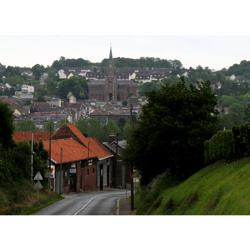 Source caption: "Ailly-sur-Noye (Somme, France) - Panorama depuis la descente vers Jumel (route départementale D7) [...] l'église, juste dans l'axe de la route départementale (en venant d'Amiens)."