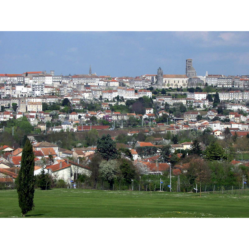 Source caption: "Vue de la ville d'Angoulême et la cathédrale depuis le golf de l'Hirondelle"