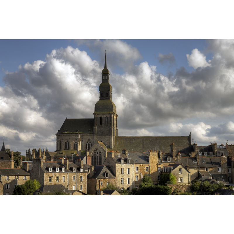 Source caption: "Basilique Saint-Sauveur à Dinan, vue des remparts."