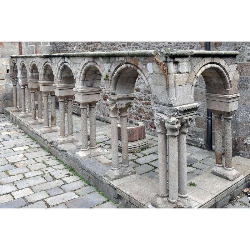 Source caption: "Saint-Malo (Ille-et-Vilaine, 50) : vestige de l'ancien cloître à la cathédrale Saint-Vincent."