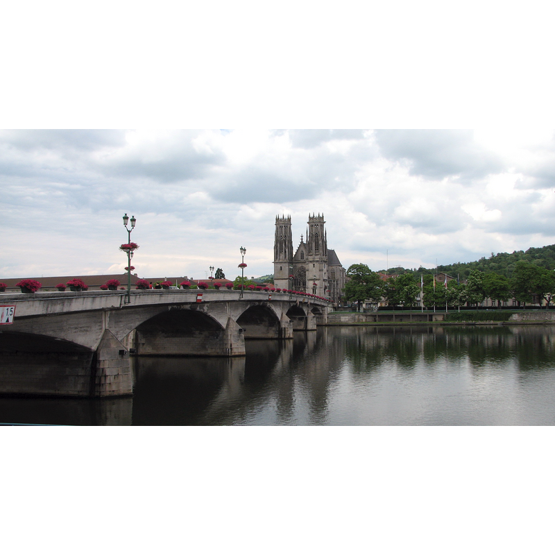 Source caption: "Vue du pont de Pont-à-Mousson depuis la rive ouest."