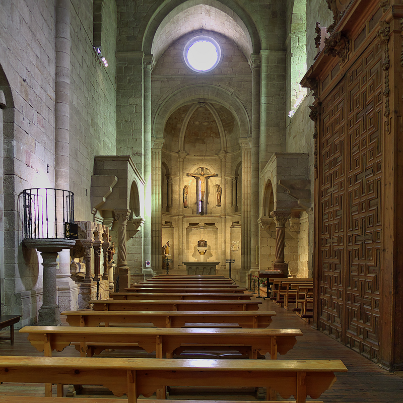 Source caption: "Entre los principales monumentos románicos españoles de principios del XII. Perteneció a la Orden de San Juan de Jerusalén, conocida su existencia durante el reinado de Alfonso IX de León (1230). Características arquitectónicas singulares, su extraña altura; los baldaquinos en el crucero, y el sepulcro de una mujer o reina dentro de un baldaquino."