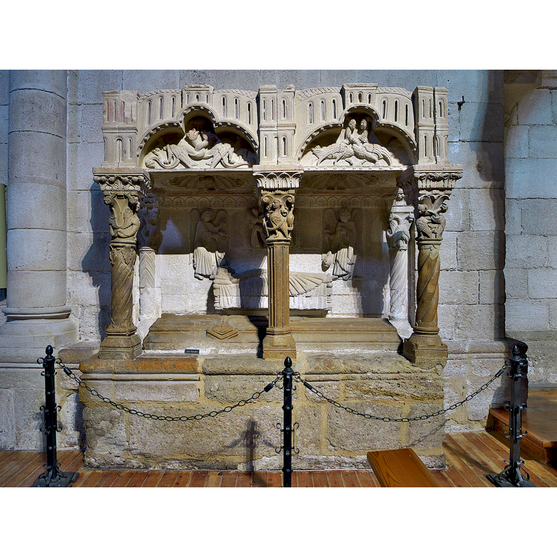 Source caption: "Posiblemente el elemento artístico más valioso del interior de la iglesia, destacado en el arte funerario románico europeo (s. XIII). El esquema compositivo, la perfección de la talla, simbolísmo, empleo del baldaquino, etc. constituyen una joya del románico. Unos ángeles elevan el alma de una importante ¿dama?. Sobre el personaje, se atribuye a la iniciativa de Alfonso IX de León de sepultar en Zamora a su madre, Urraca de Portugal de la Orden de San Juan de Jerusalén."